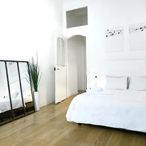 History-chic In Oldtown, Beach Apartment